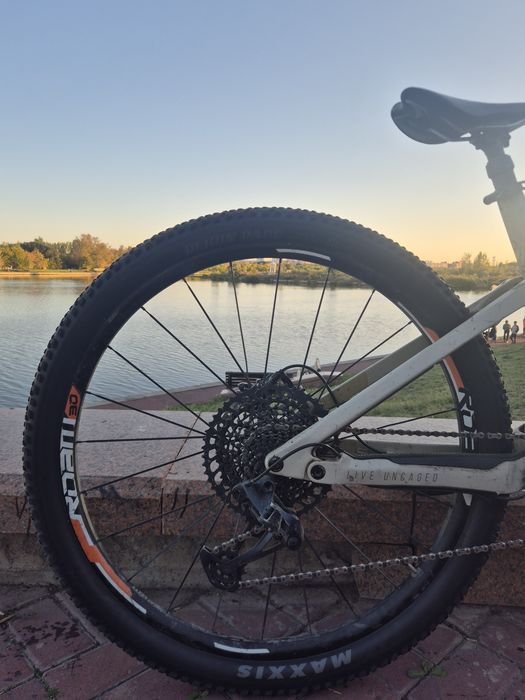 yt izzo size L carbon