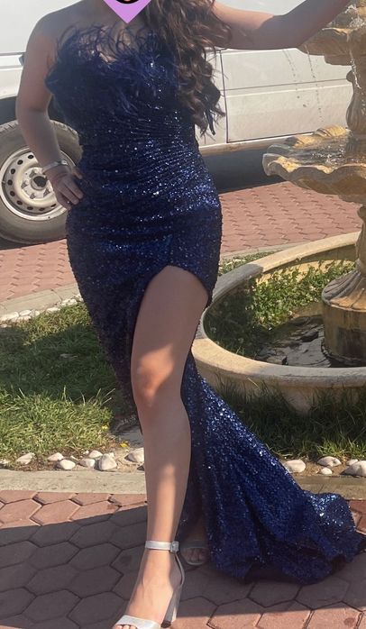 Дълга синя рокля със цепка