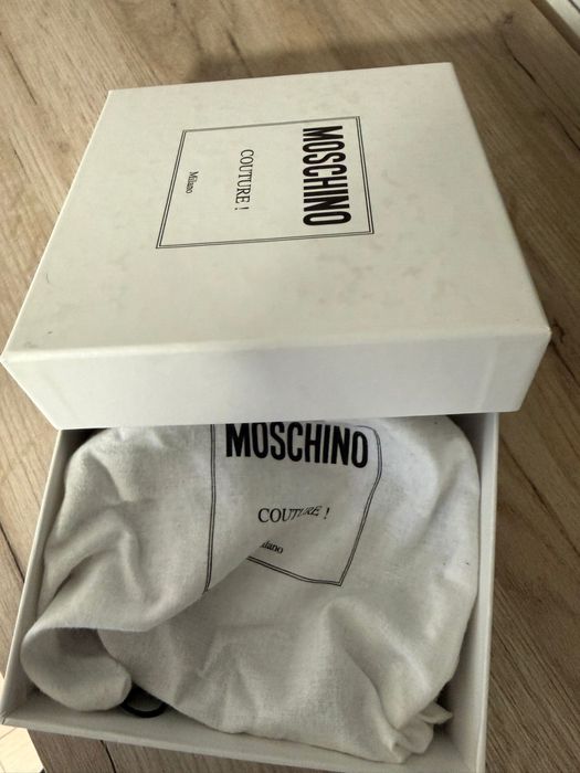 Curea Moschino nouă