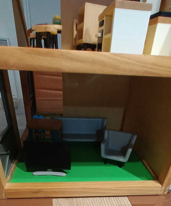 Дървена къща за кукли