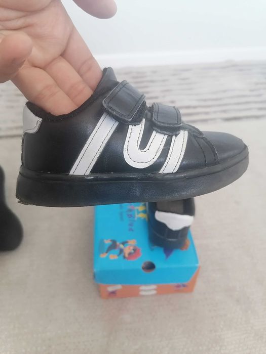 Продам детские кроссовки размер 25