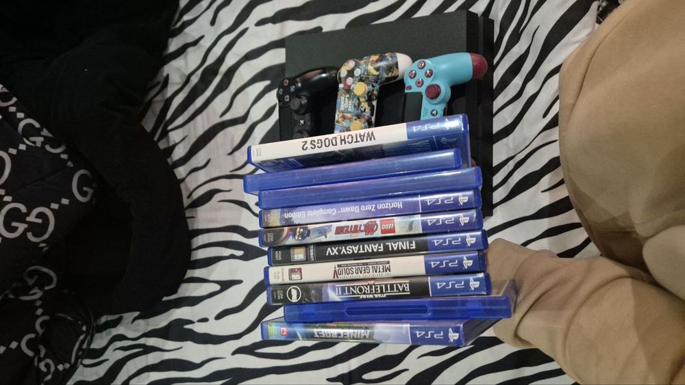 Игровой приставка playstation 4