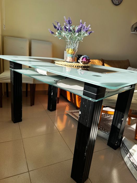 Стъклена трапезна маса