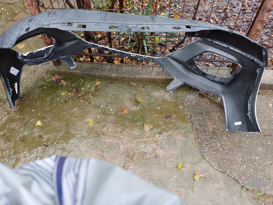 Bara fata SEAT ATECA 2024, cu spoiler si ornamente dreapta.