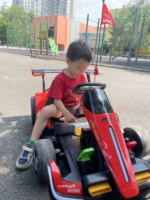 Электромобиль продам, детская машина на пульте управления