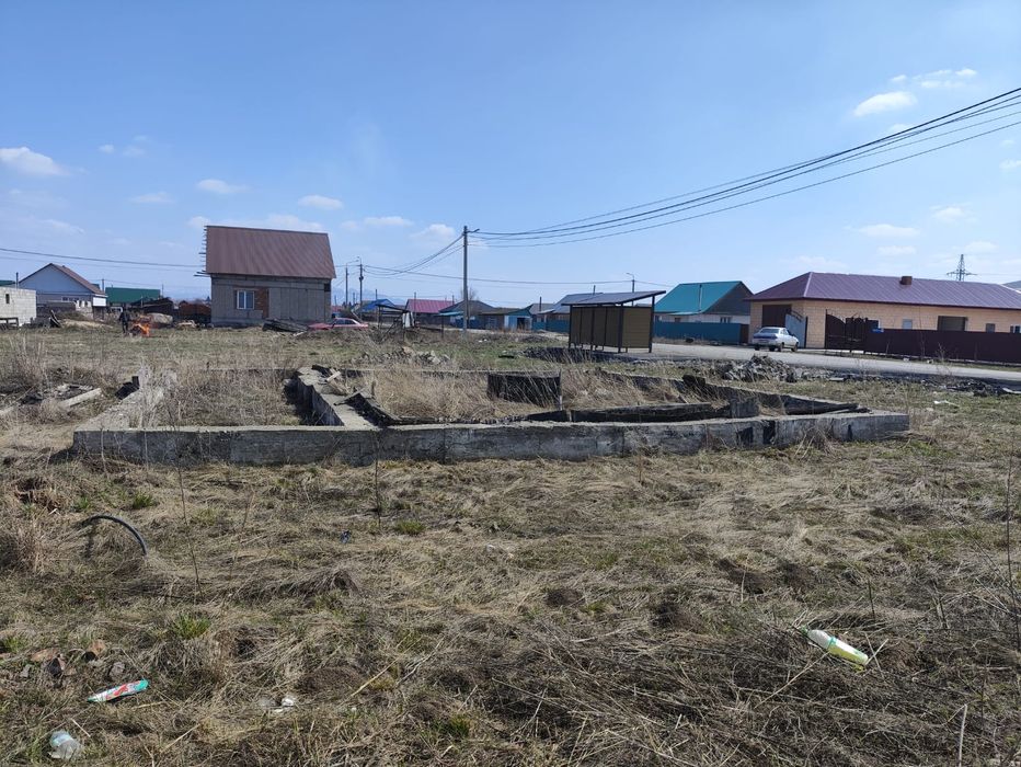 Продам в меновном участок с фундаментом