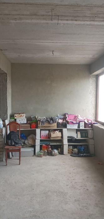 Uy sotiladi 1 xona 2-etaj yo'l yoqasida