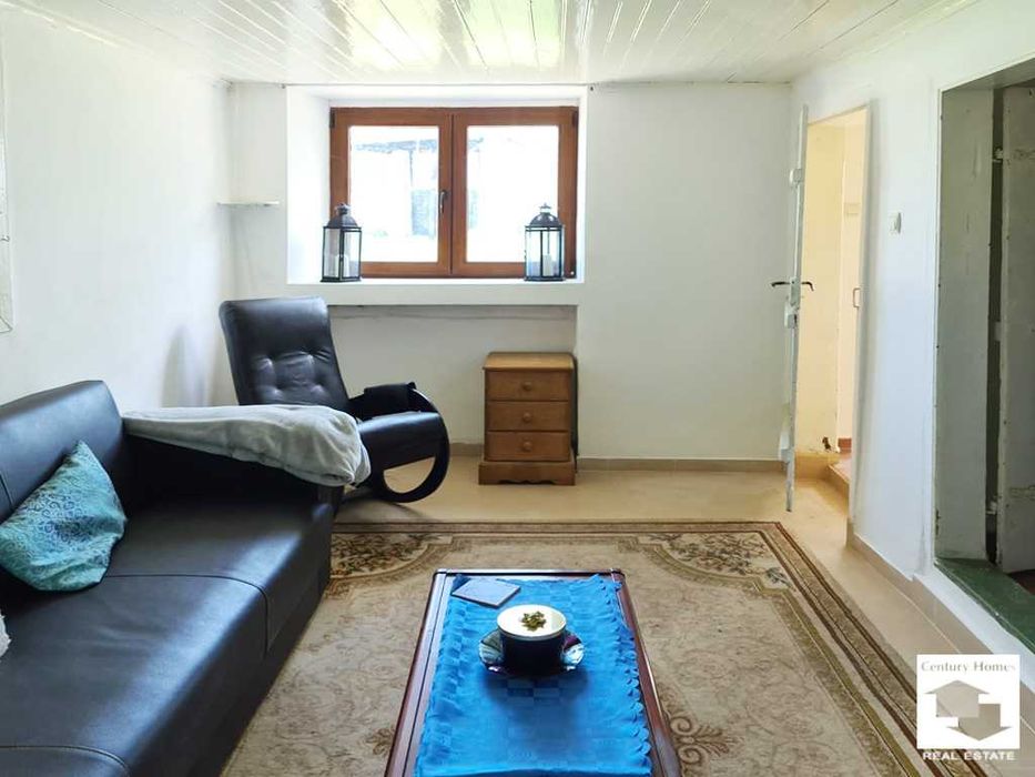 116218 Двуетажна къща с равен двор и стопански постройки в с. Ресен