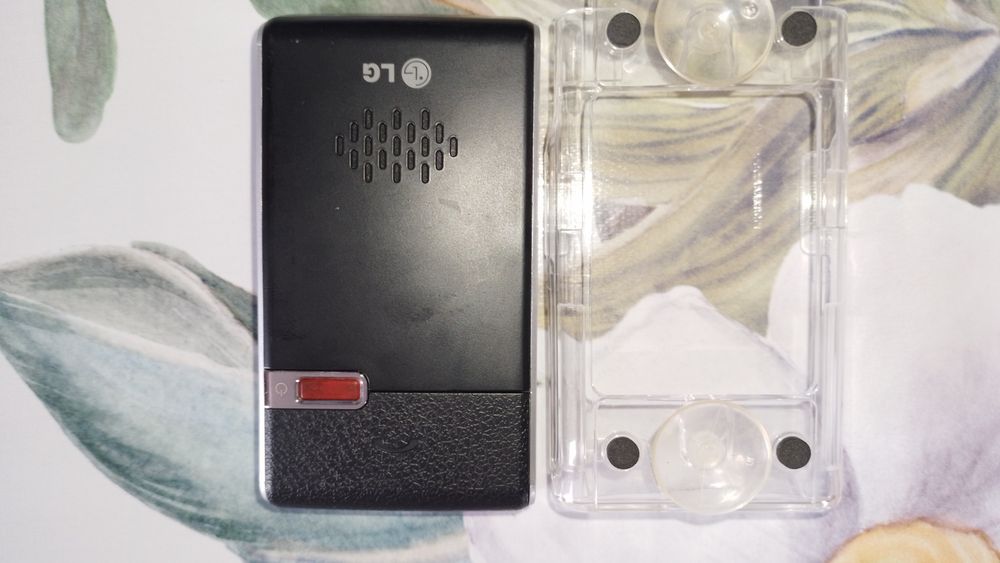 Auto KIT  LG HFB-500, un kit auto hands-free cu Bluetooth și încărcare solară. Acesta include un panou solar pe partea frontală