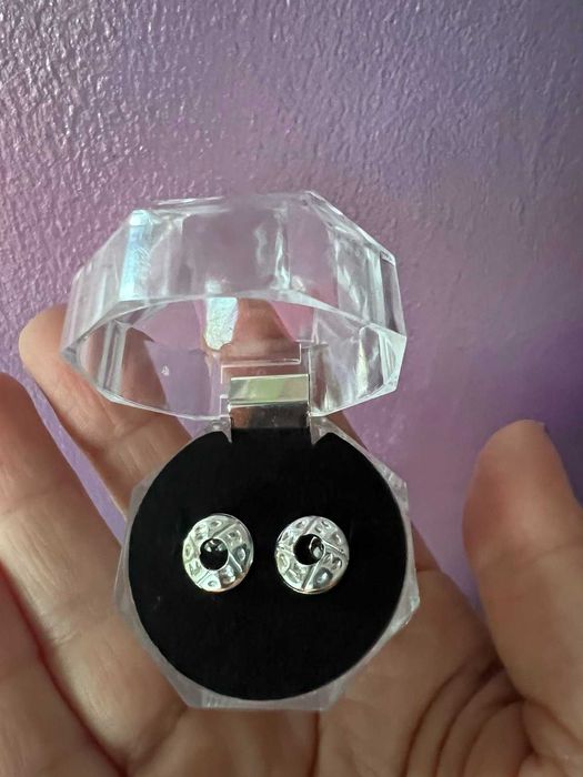 различни модели нови обеци с подарък кутийка.