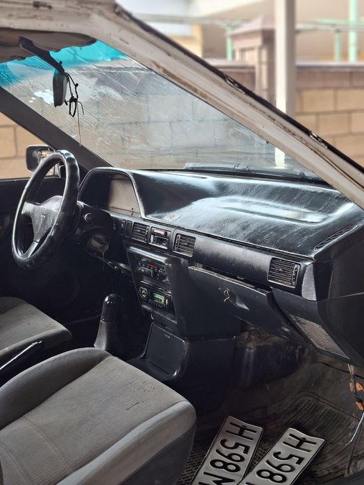 Машина Mazda 323