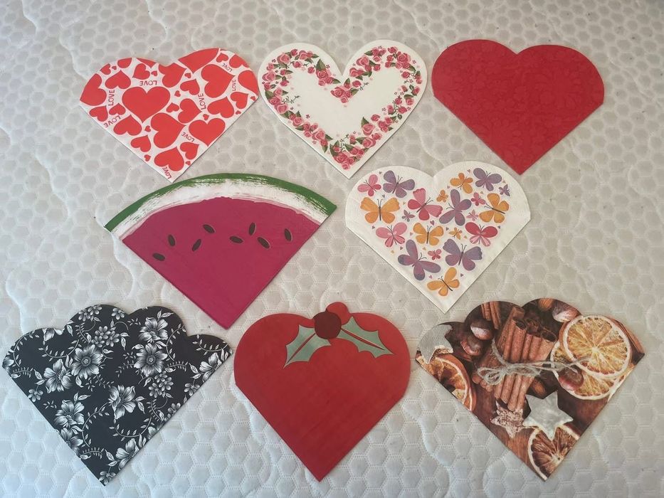 Колекция от 100 бр. кръгли и с различни форми салфетки.