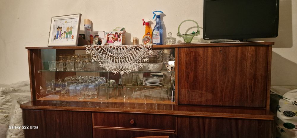 Бюфет със стъклени витрини