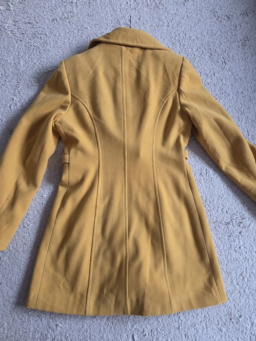 Красиво жълто палто