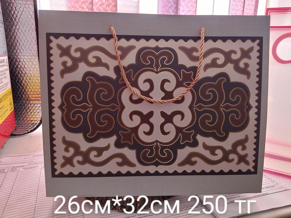 Подарочные бумажные пакеты