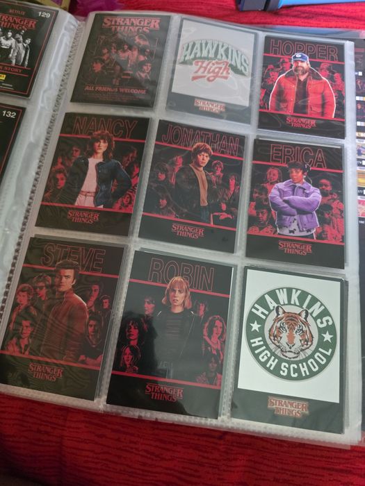 Stranger Things Panini album + 131 Cartonase