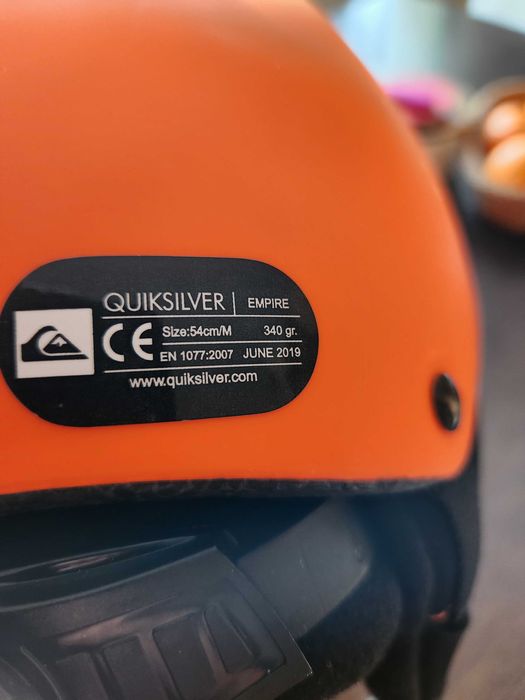 Продавам детска скиорска каска QUIK SILVER