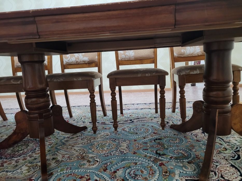 Стол и стулья для гостинной