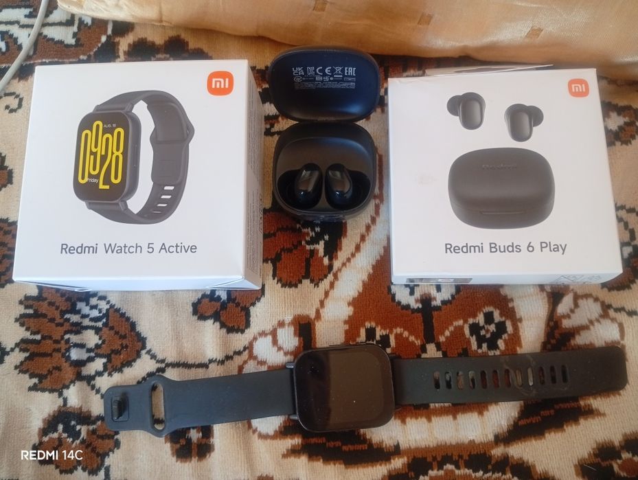 Часы и наушник...