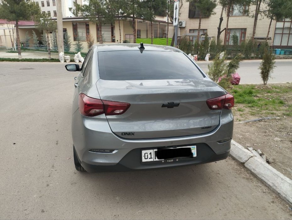 Onx moshinasi sotiladi