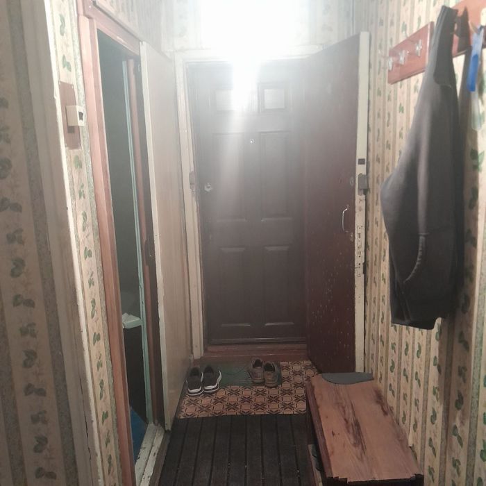 Спутник в деревянном доме. 1 ком квартиру 32 м2 санузел совместно 2/2.