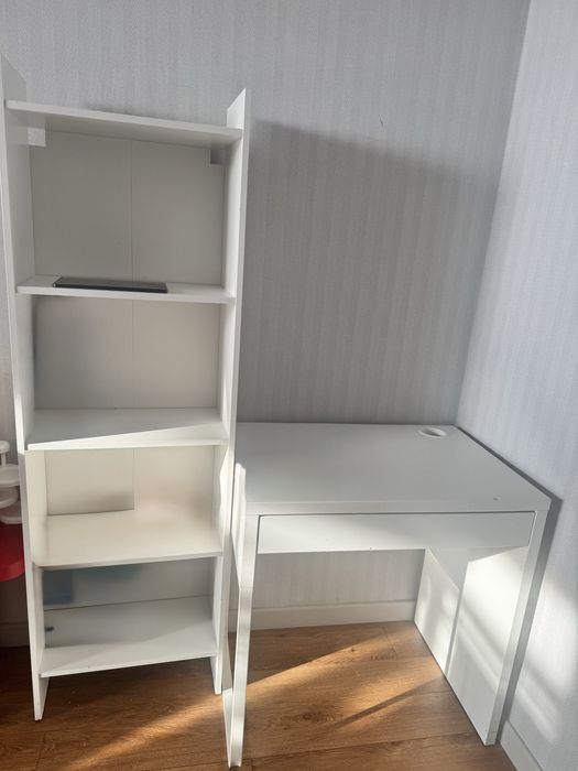 Продам детсский стол и стеллаж