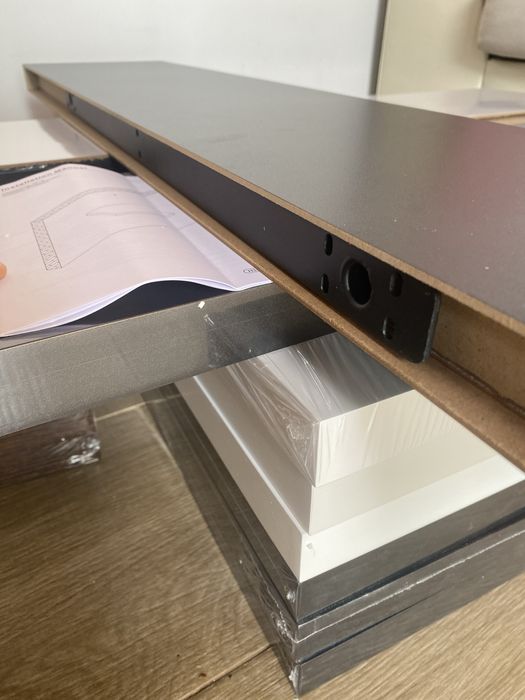 Големи стенни рафтове в различни цветове и размери