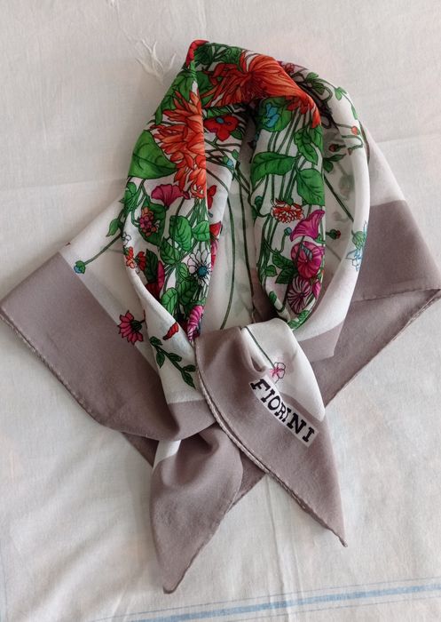 Сатенена риза с къдри, в два цвята,14 лв за един бр.,с подарък шал