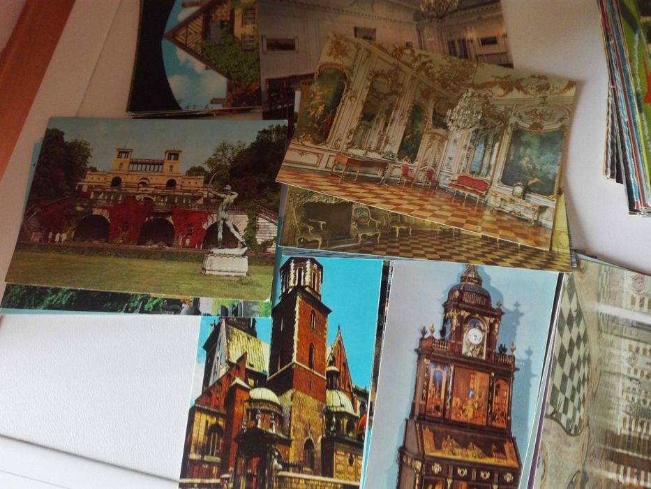 Метална количка и лот пощенски картички.