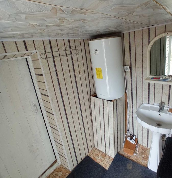 Srochna hovli sotiladi 8 xona