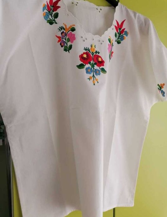 Дамска блуза с бродерия
