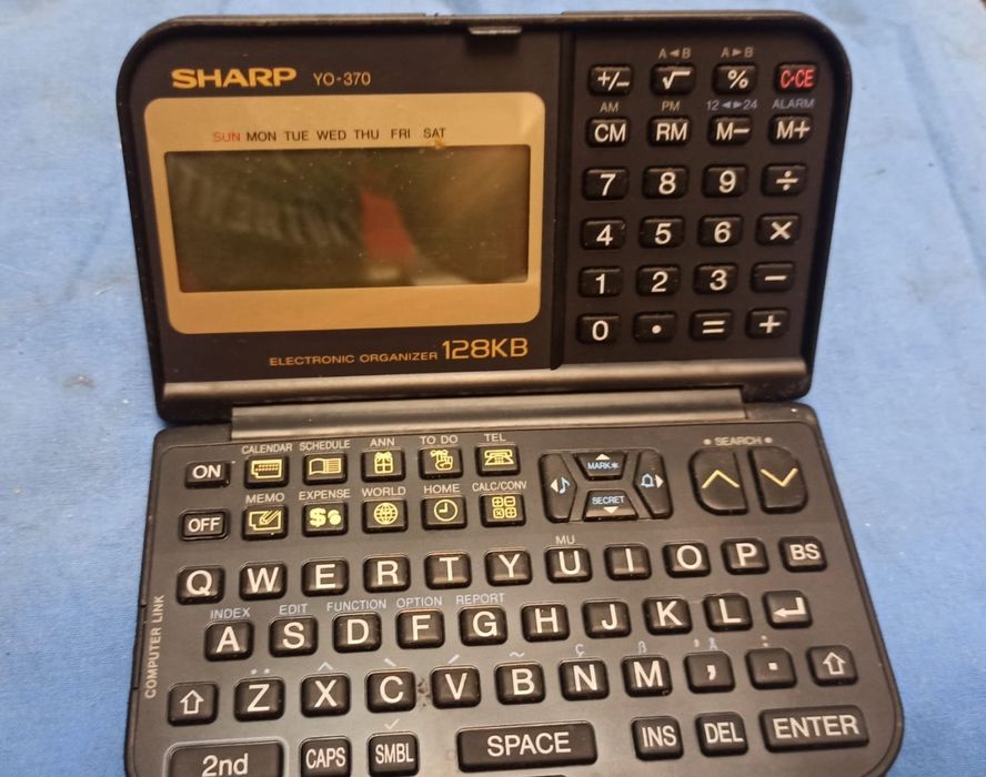 Calculator organizator electronic Sharp