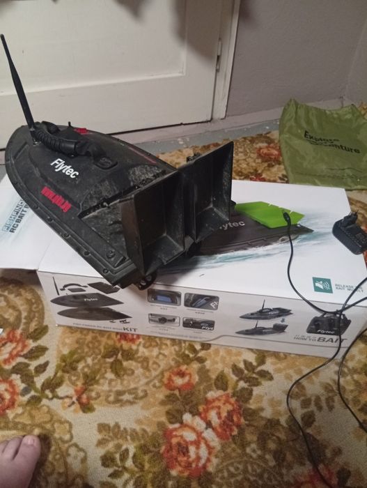 Лодка за нанасяне и захранка