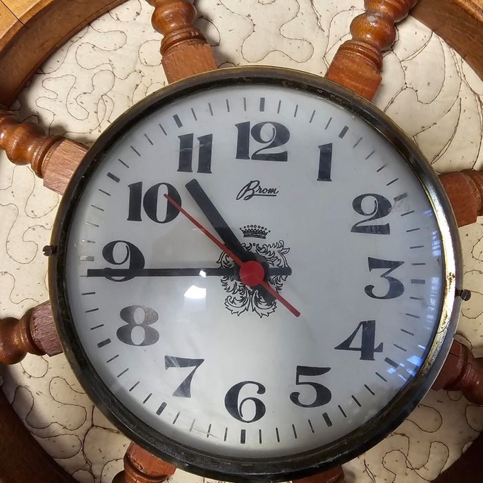 Timona din lemn masiv cu ceas Brom