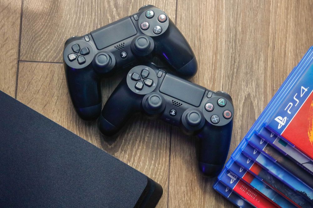 PlayStation 4 Slim 500GB – Stare Excelentă + 2 Controllere + Căști AQIRIS + 8 Jocuri