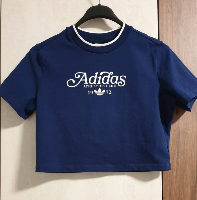 Нов. Дамски оригинален кроп топ.  adidas Originals Graphic Badge Slim 3-Stripes Tee .