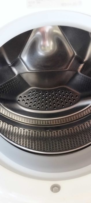 Продавам пералня със сушилня Миеле, много запазена,работи перфектно