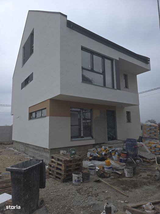 Casă nouă cu 5 camere și mansardă