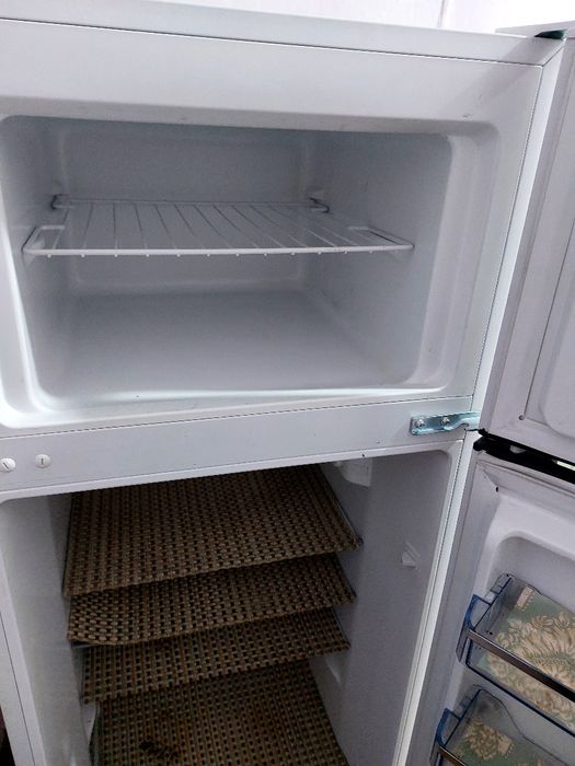 Большой холодильник  почти новый