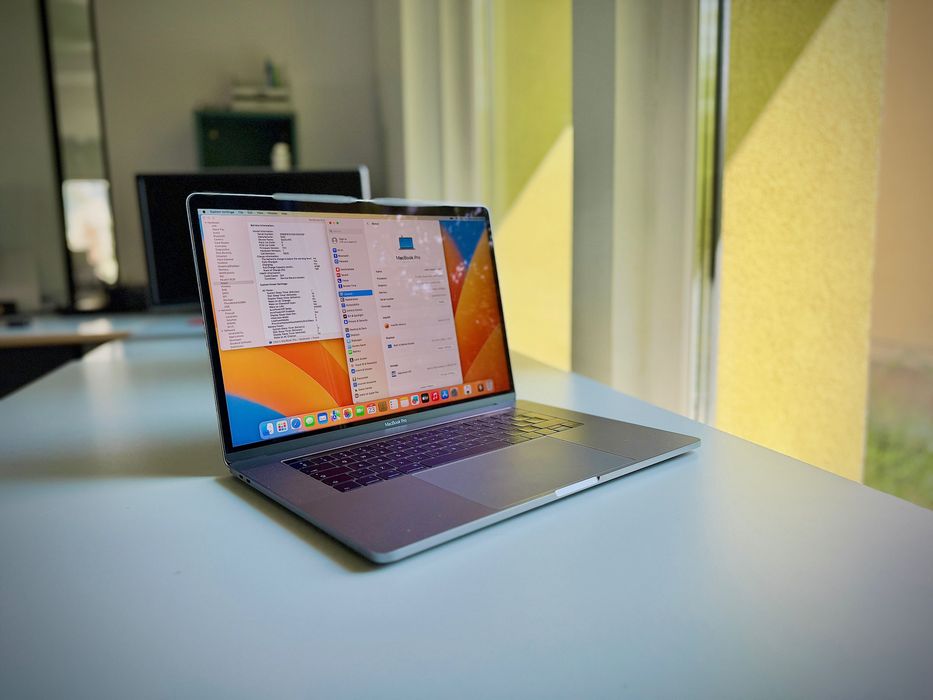  MacBook Pro 15",  2017 3.1 GHz Quad-Core Intel Core i7, 16GB 500GB