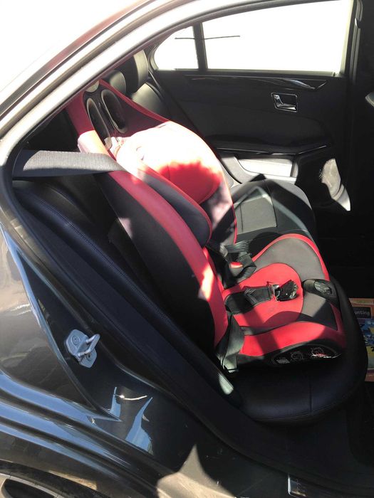 Продавам столче за кола Chicco + подарък седалка