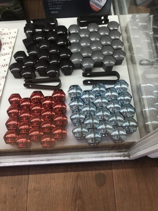 Гайки для колёс цветные