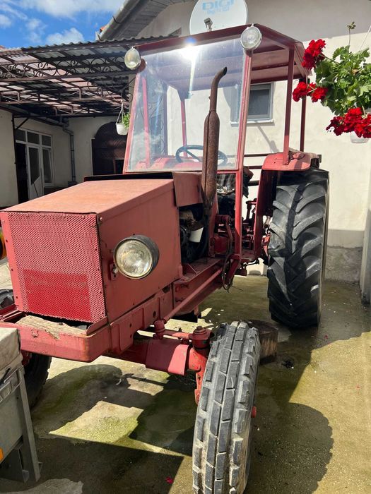 Vând tractor în stare bună de funcționare.