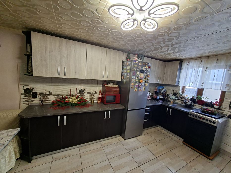 Mobila de bucătărie + lustra led si dulap cu rafturri