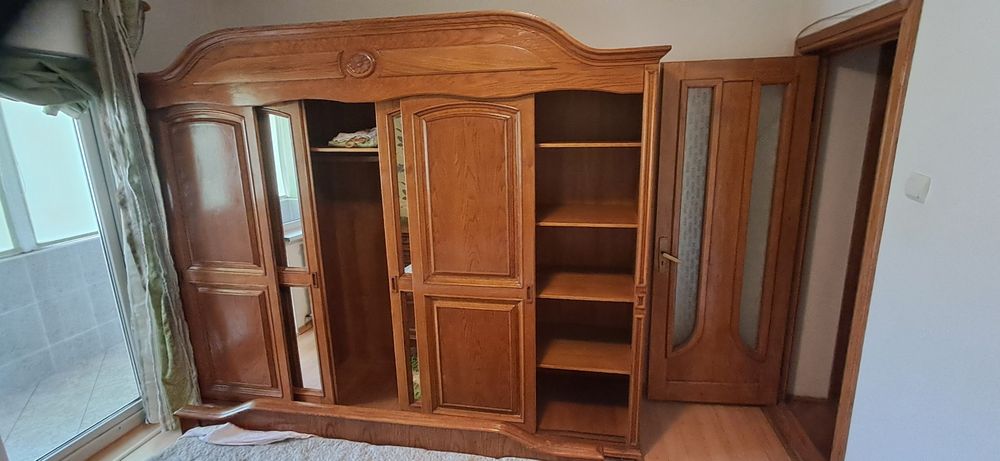Mobilier lemn masiv in condiții foarte bune.
