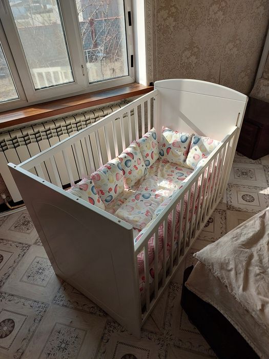 Продам манеж. С матрасом и подушками.