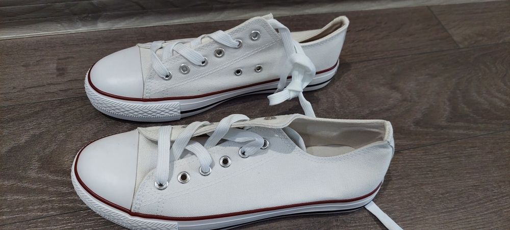 Бели дамски кецове