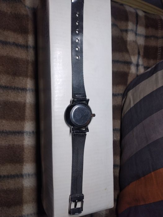 Часы кварцевые продам .