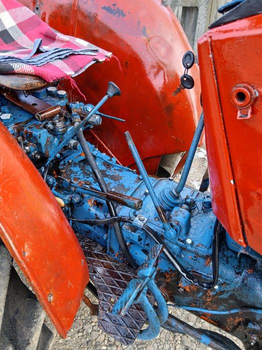 Vând tractor vr445  cutie de viteze 2 manete