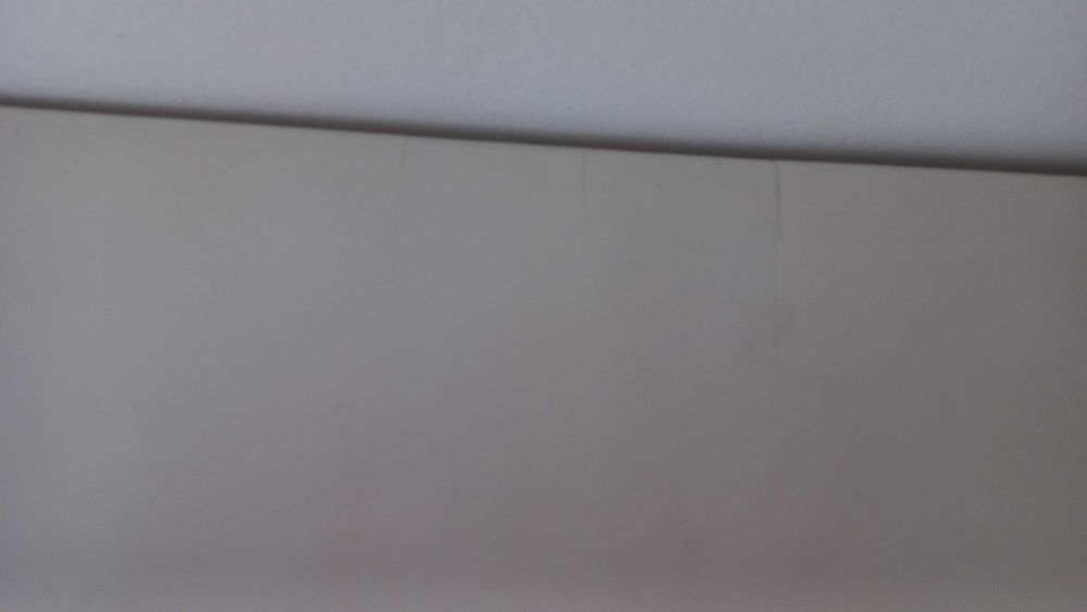 Masa alb-crem din lemn